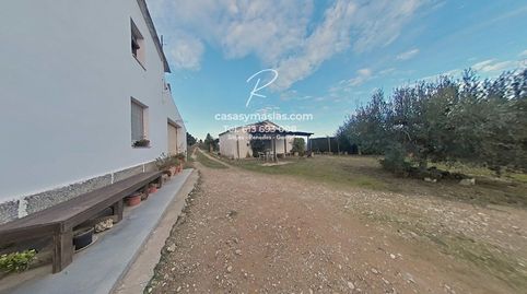 Típica masia catalana, rodeada de 10.000 m2 de viñedos.