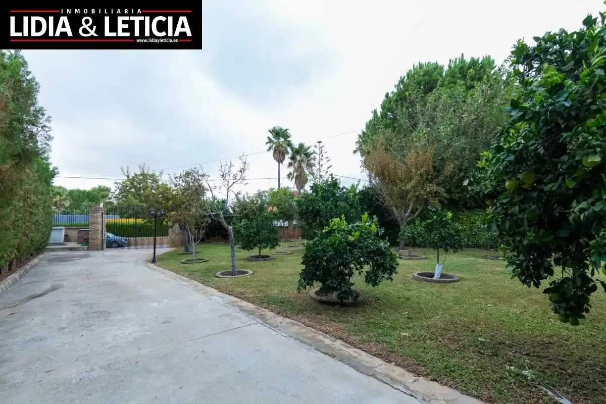 Vista exterior de Casa o chalet en venta en Alcalá de Guadaira con Aire acondicionado, Calefacción y Jardín privado