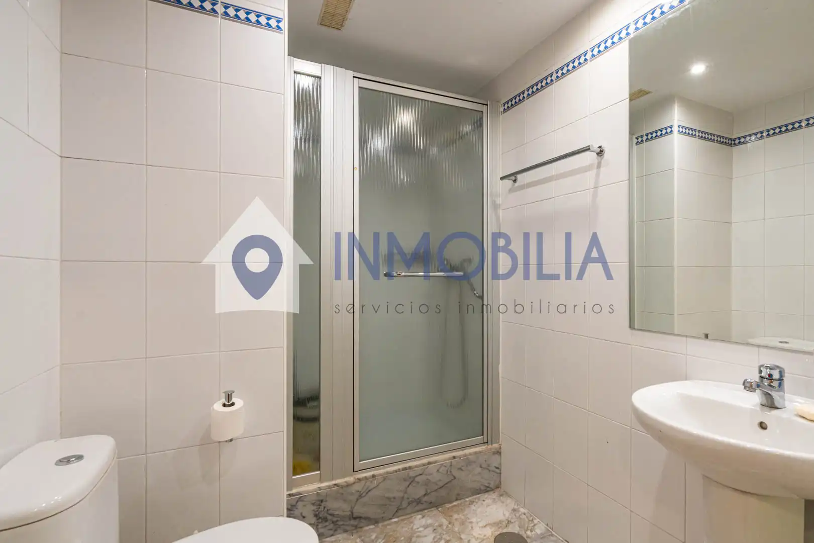 Baño de Casa adosada en venta en Madrid con Aire acondicionado, Calefacción y Jardín privado