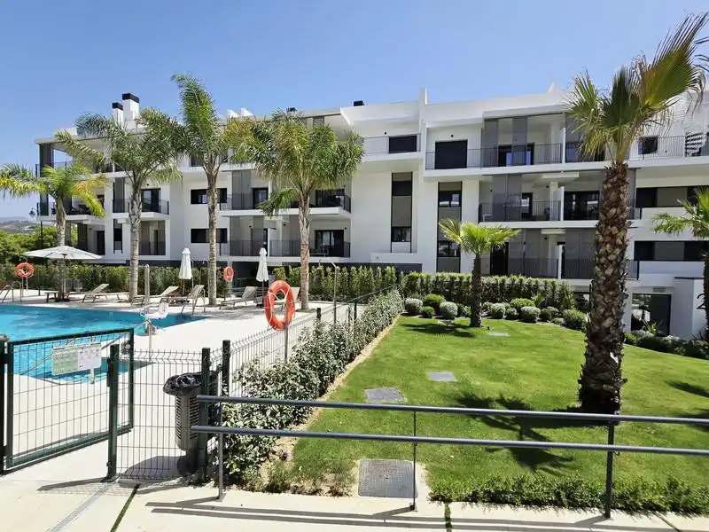 Vista exterior de Àtic de lloguer en Estepona amb Aire condicionat, Terrassa i Piscina