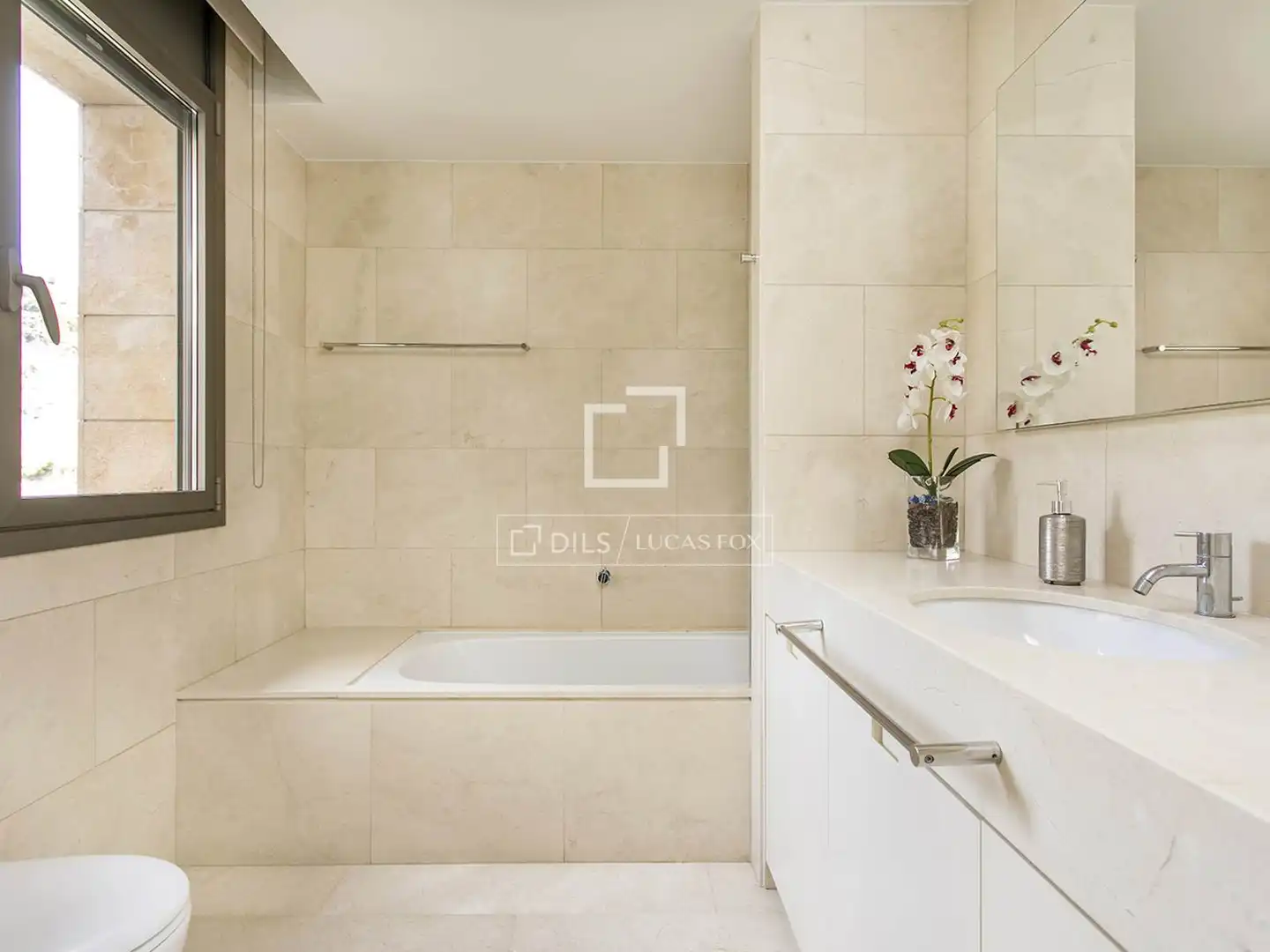 Bany de Casa o xalet en venda en Barcelona amb Aire condicionat, Calefacció i Jardí privat