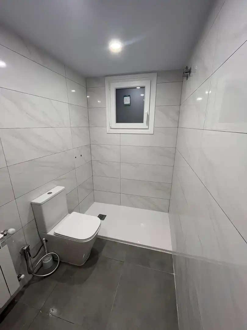 Bany de Pis en venda en Girona amb Aire condicionat, Calefacció i Balcó