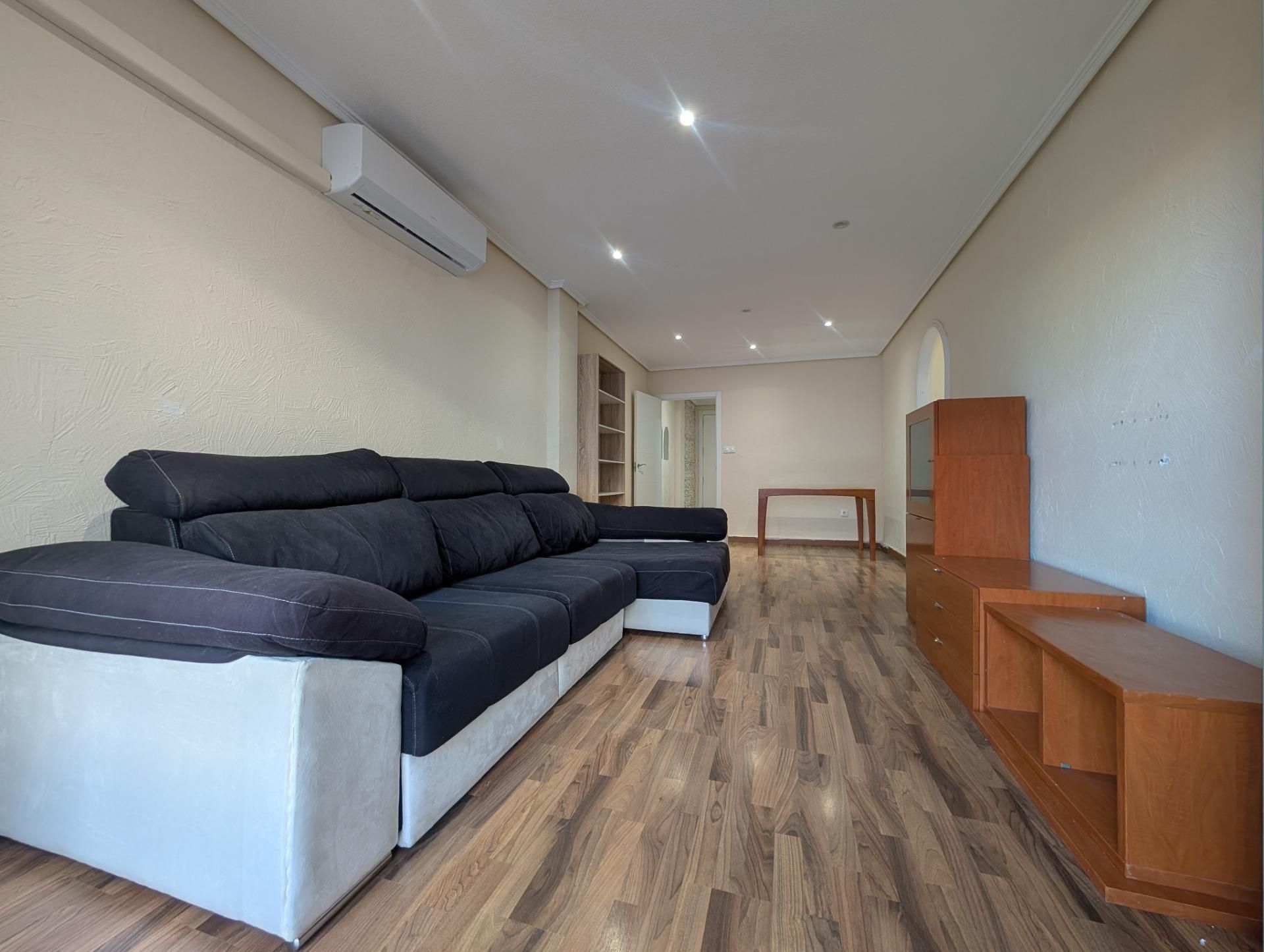 Sala d'estar de Pis de lloguer en Elche / Elx amb Aire condicionat, Moblat i Balcó