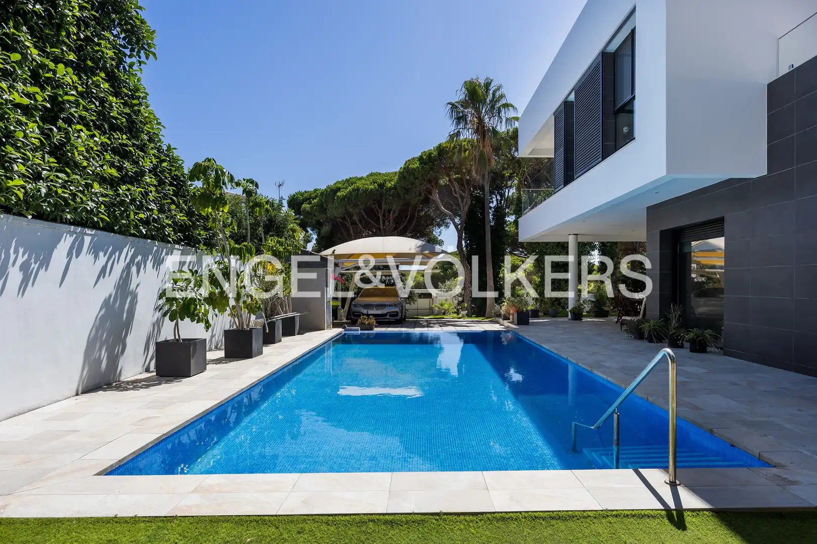 Vista exterior de Casa o xalet en venda en Chiclana de la Frontera amb Aire condicionat, Calefacció i Jardí privat
