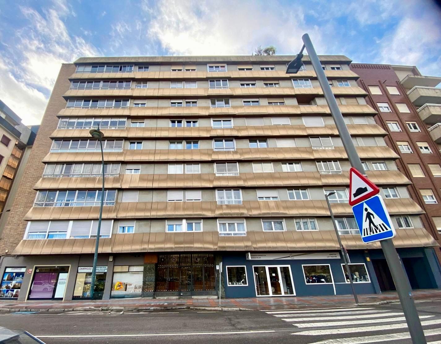 Vista exterior de Pis en venda en León Capital  amb Calefacció