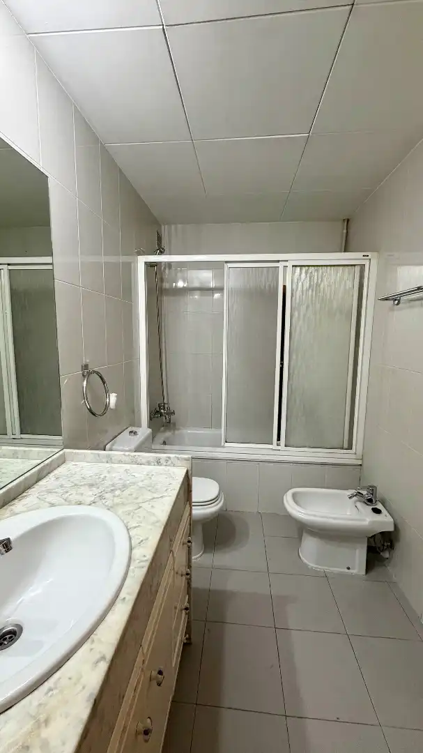 Badezimmer von Wohnung zum Verkauf in Figueres mit Klimaanlage, Heizung und Möbliert