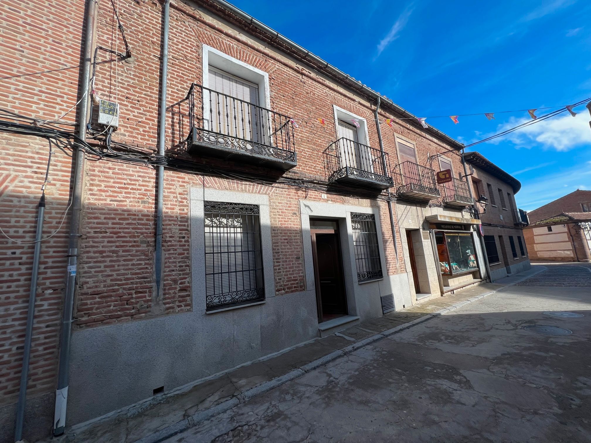 Exterior view of House or chalet for sale in Madrigal de las Altas Torres  with Private garden, Terrace and Storage room