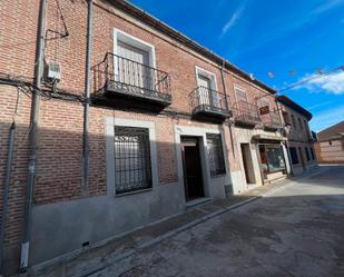 Vista exterior de Casa o xalet en venda en Madrigal de las Altas Torres amb Jardí privat, Terrassa i Traster