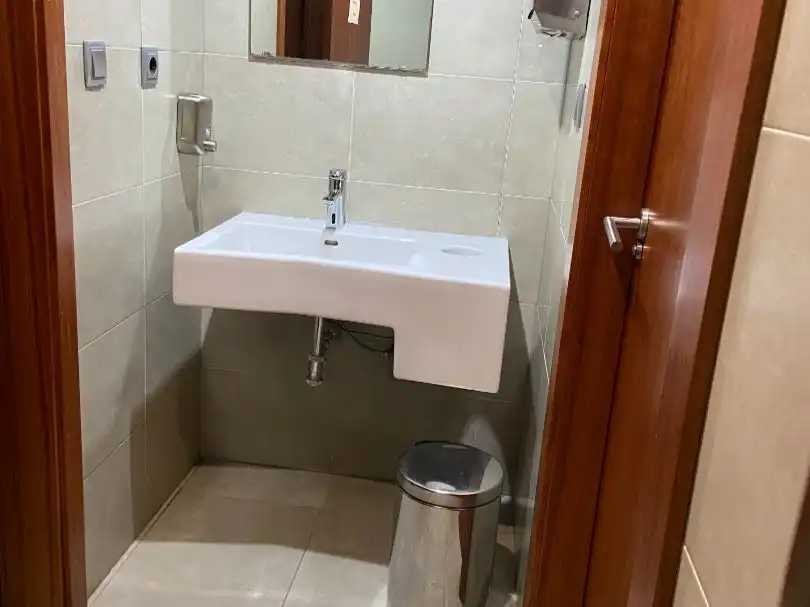 Bany de Oficina de lloguer en Murcia amb Aire condicionat, Calefacció i Moblat