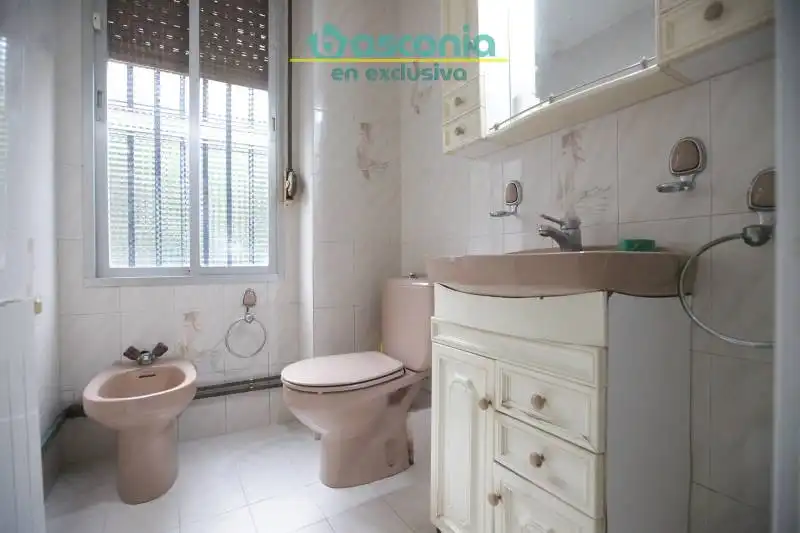 Baño de Piso en venta en Galdakao con Calefacción y Amueblado