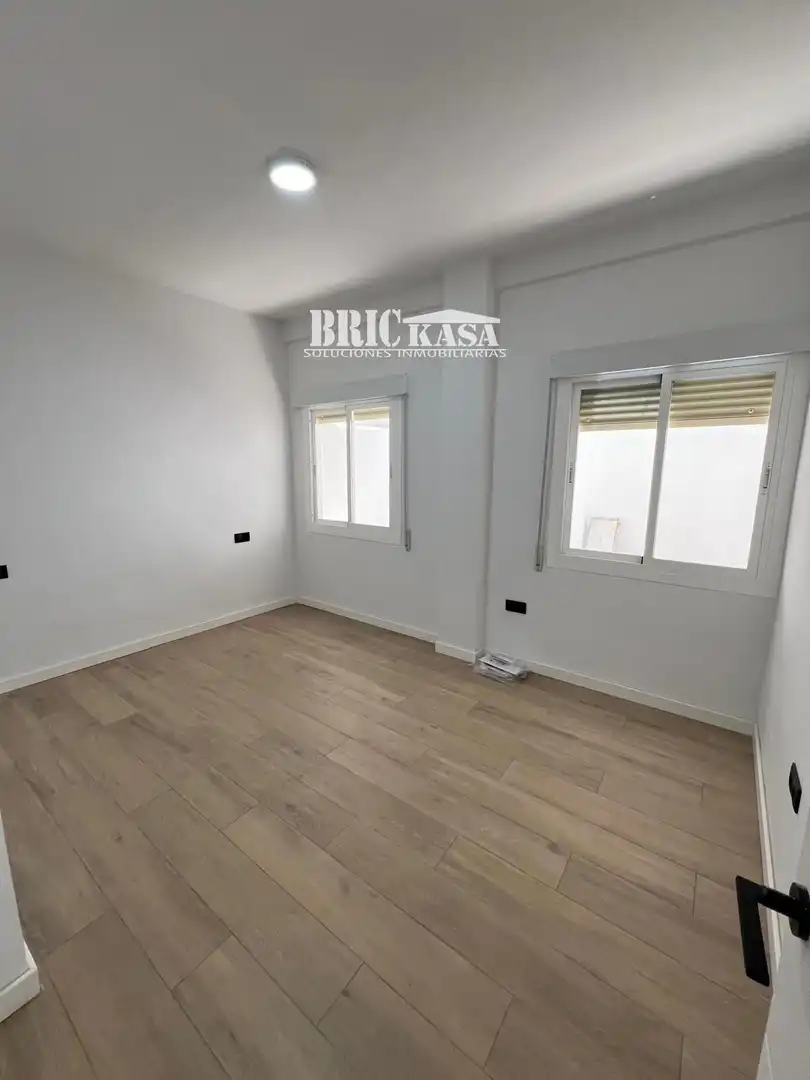Habitación de Piso de alquiler en Cáceres con Aire acondicionado, Terraza y Alarma