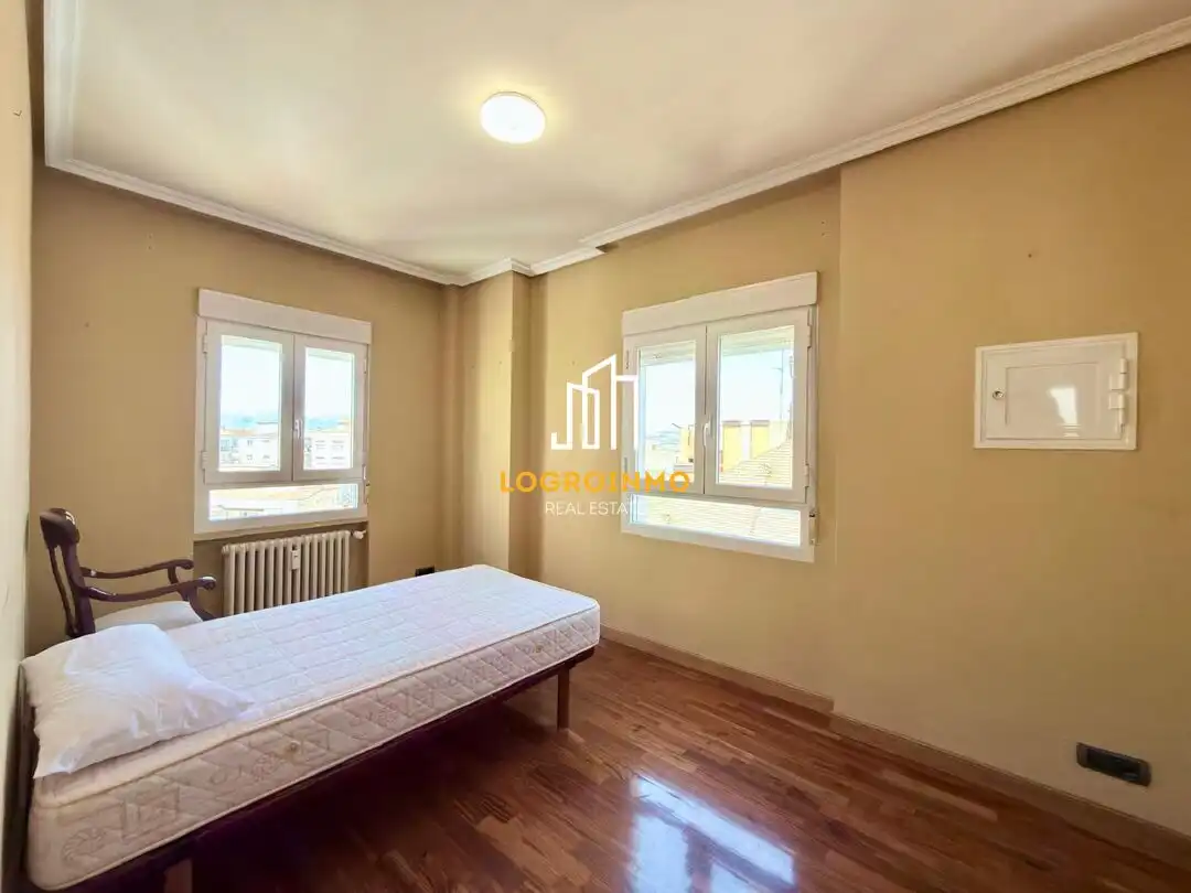 Bedroom of Flat for rent in  Logroño  with Air Conditioner, Heating and Terrace