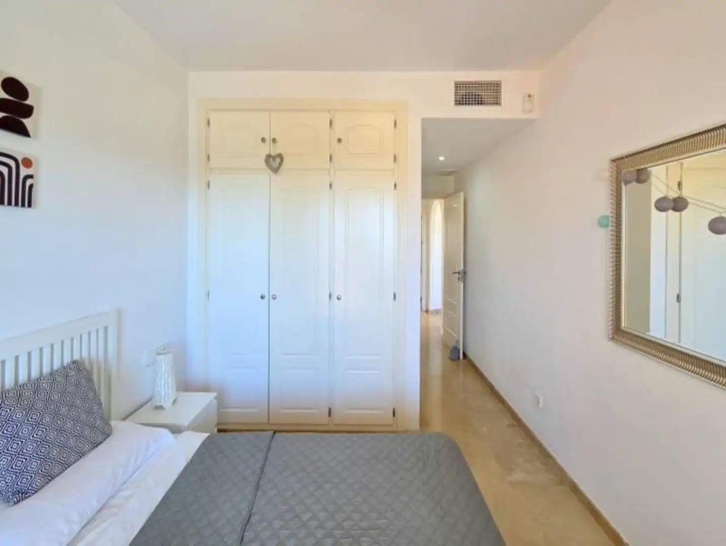 Dormitori de Apartament en venda en Manilva amb Aire condicionat, Terrassa i Moblat