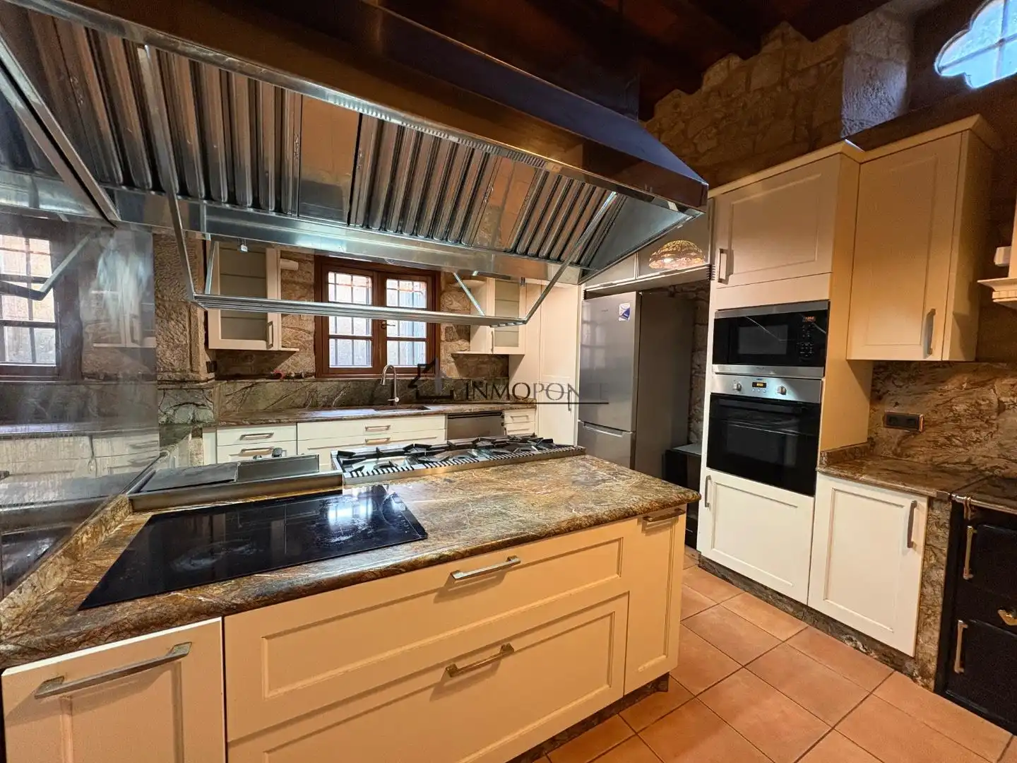 Cuina de Casa o xalet en venda en Pontevedra Capital  amb Jardí privat