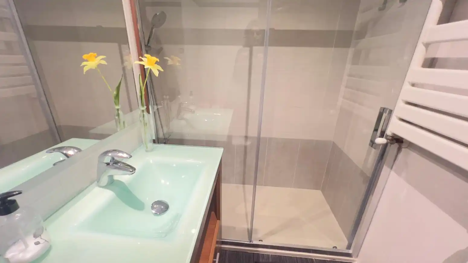 Bathroom of Flat for rent in Gijón   with Heating, Parquet flooring and Furnished