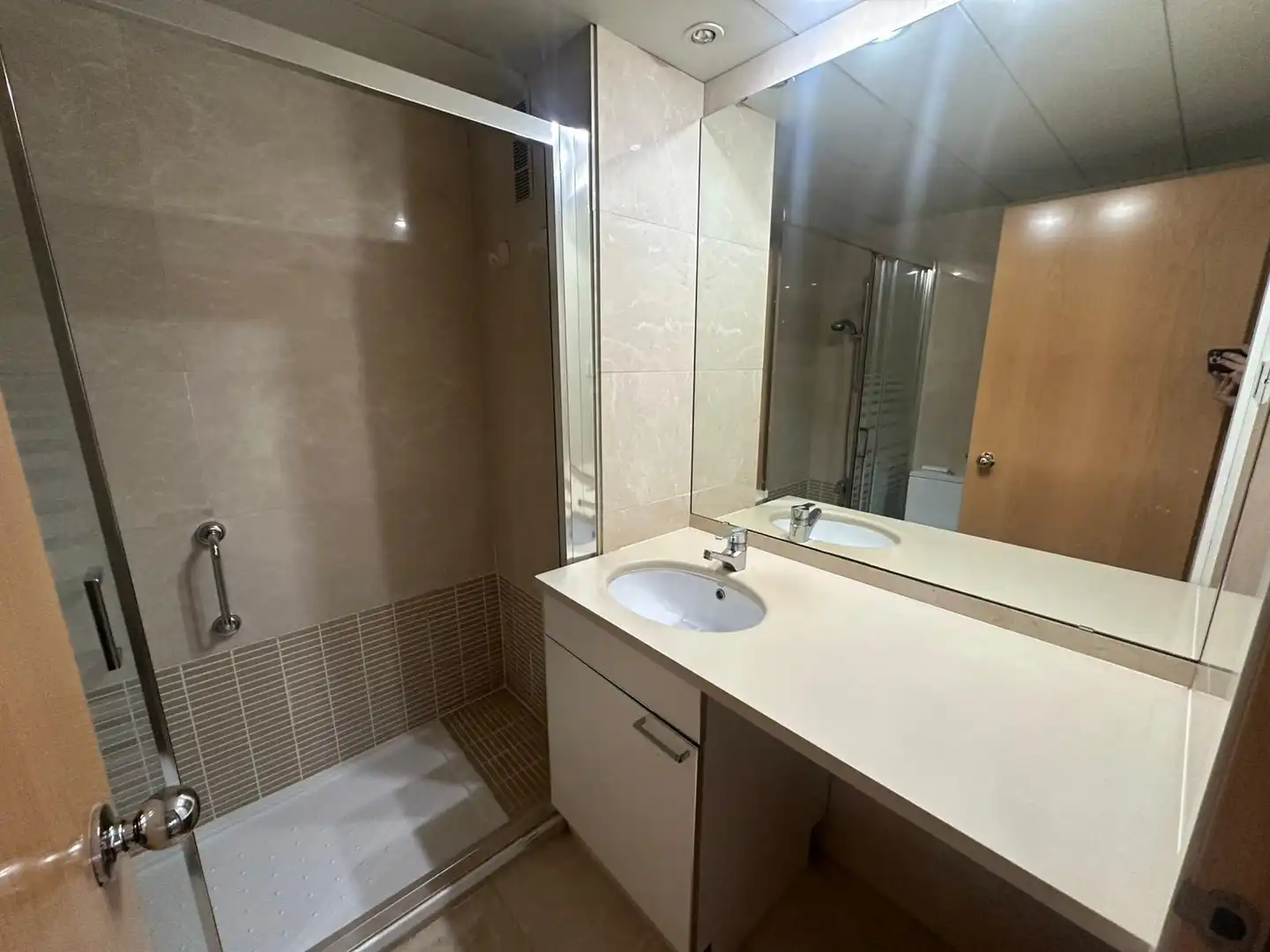 Bany de Pis en venda en Barcelona amb Parquet, Terrassa i Balcó