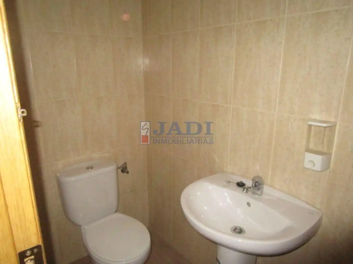 Baño de Local de alquiler en Valdepeñas con Aire acondicionado y Amueblado