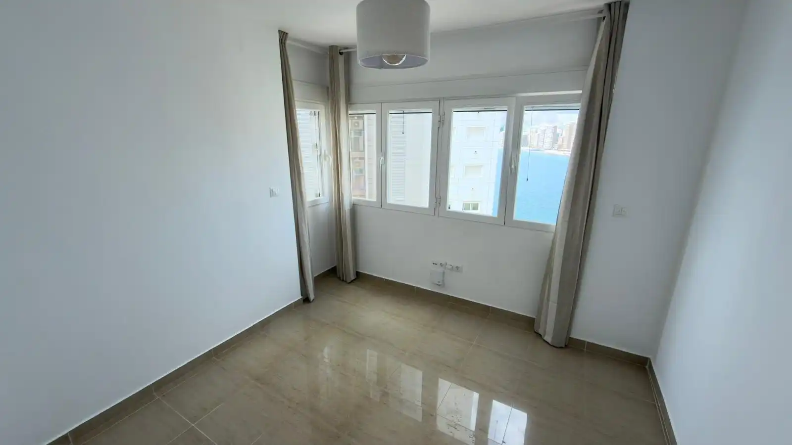 Schlafzimmer von Wohnung zum Verkauf in Benidorm mit Klimaanlage, Heizung und Terrasse