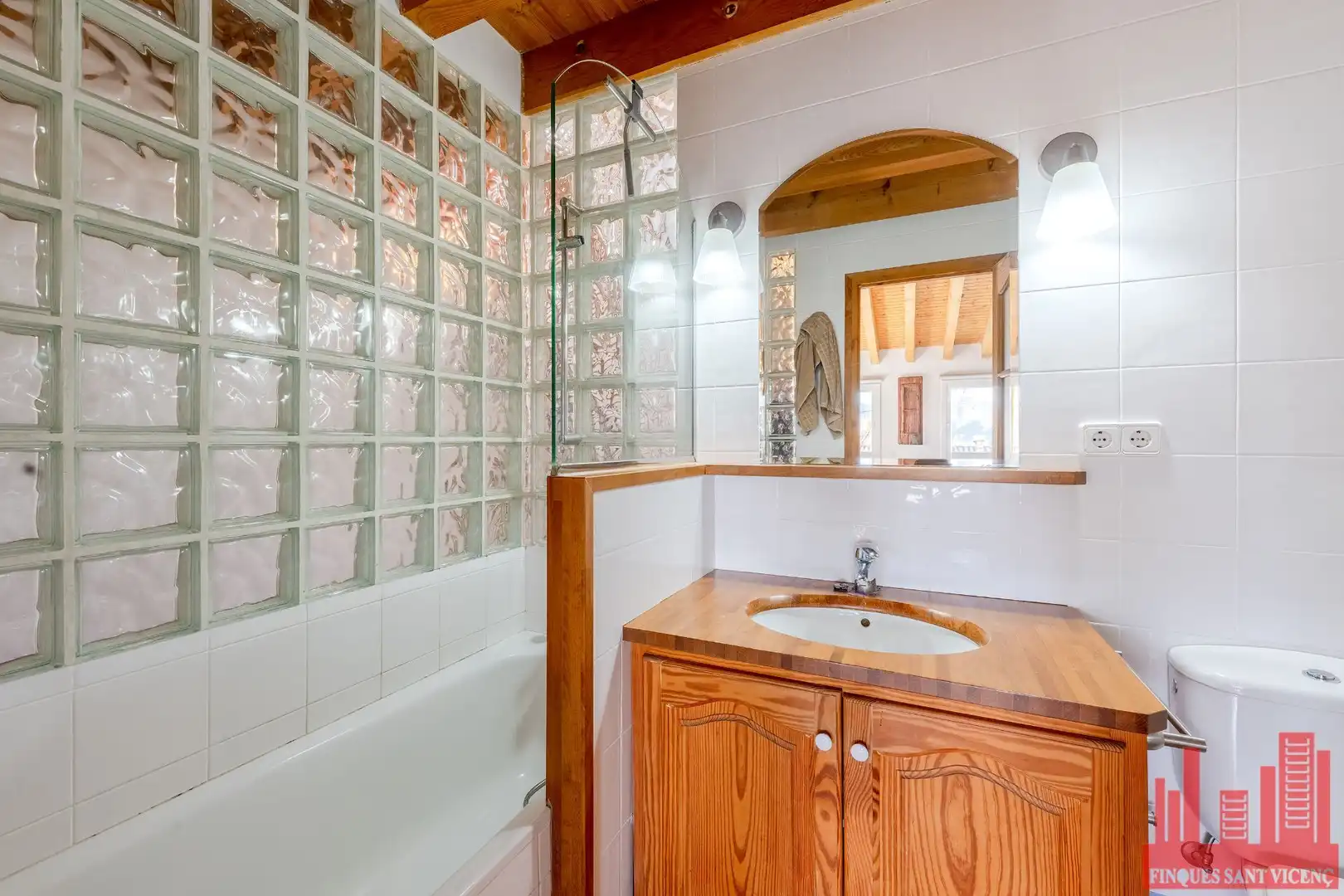 Baño de Casa o chalet en venta en Sant Vicenç Dels Horts con Aire acondicionado, Calefacción y Jardín privado