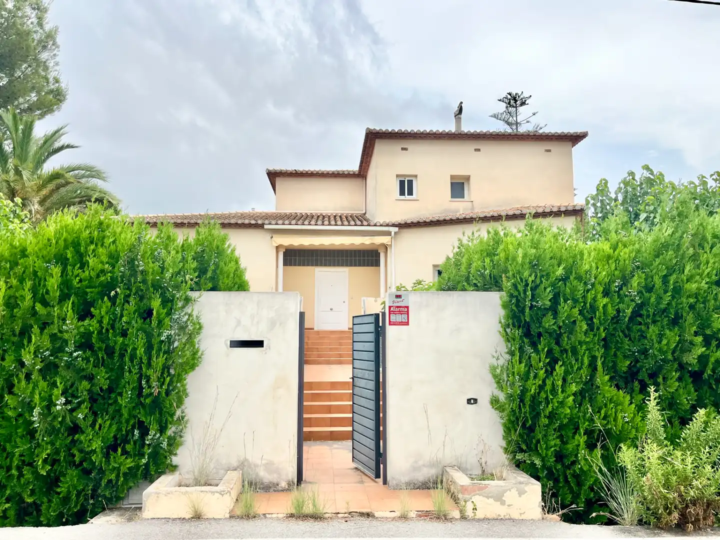Vista exterior de Casa o xalet en venda en El Ràfol d'Almúnia amb Calefacció, Jardí privat i Terrassa