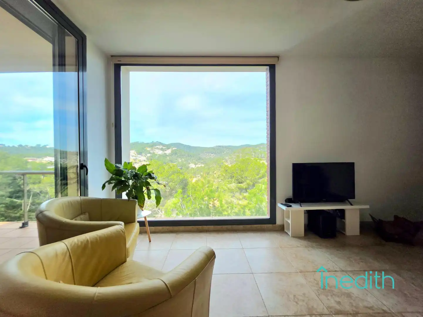 Sala d'estar de Casa o xalet en venda en Cubelles amb Calefacció, Jardí privat i Terrassa