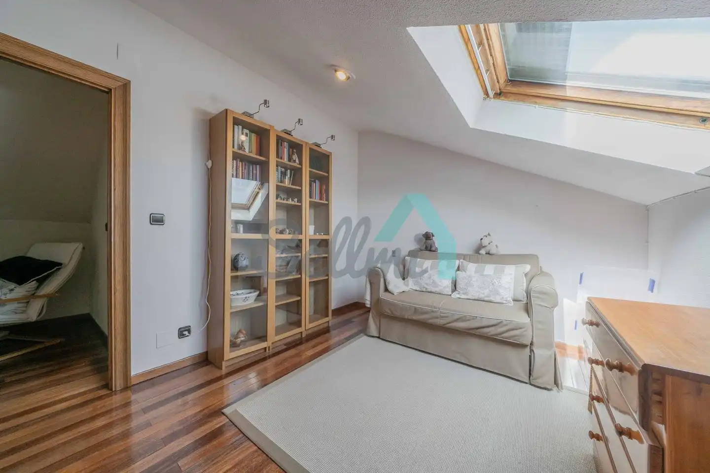 Sala d'estar de Casa o xalet en venda en Oviedo  amb Calefacció, Jardí privat i Parquet