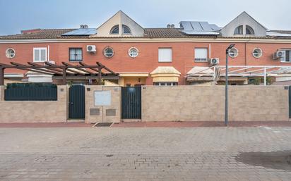 Vista exterior de Casa adosada en venda en Coria del Río amb Traster