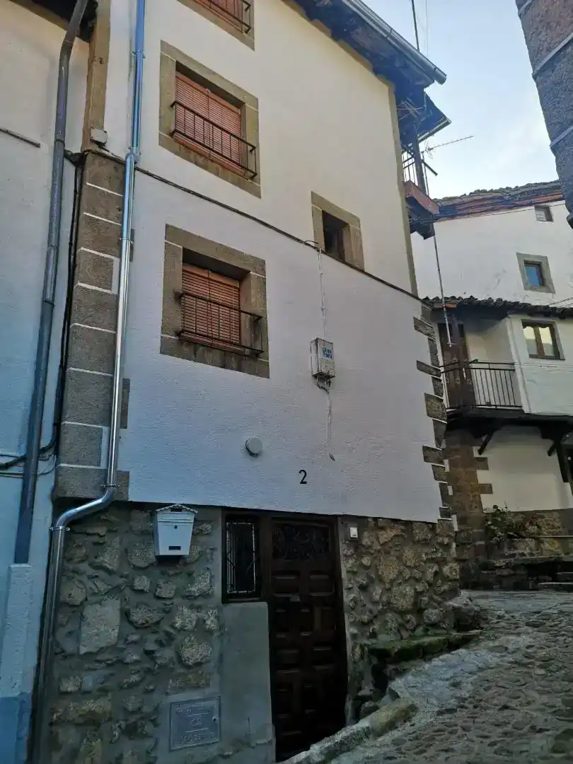 Vista exterior de Casa adosada en venta en Candelario con Lavadora, Microondas y Balcón
