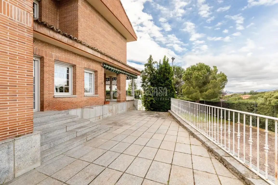Terrassa de Casa o xalet en venda en Torrelodones amb Calefacció, Jardí privat i Piscina