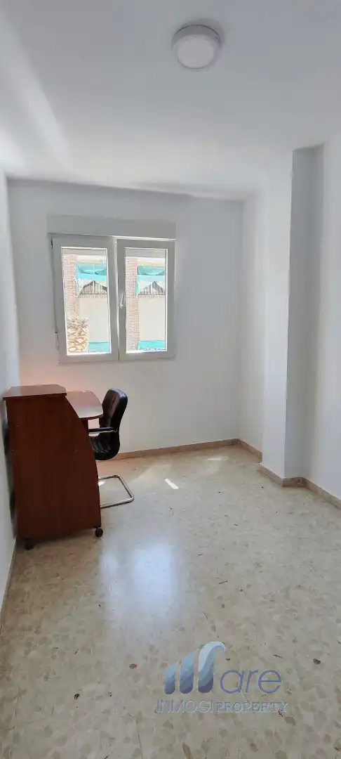 Wohnung zum Verkauf in Granada mit Klimaanlage, Privatgarten und Terrasse