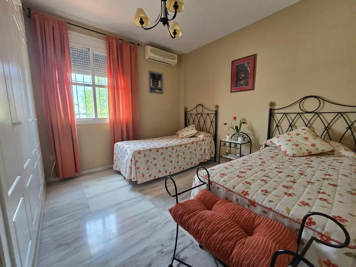 Habitación de Casa adosada en venta en Castilleja de la Cuesta con Aire acondicionado, Trastero y Balcón