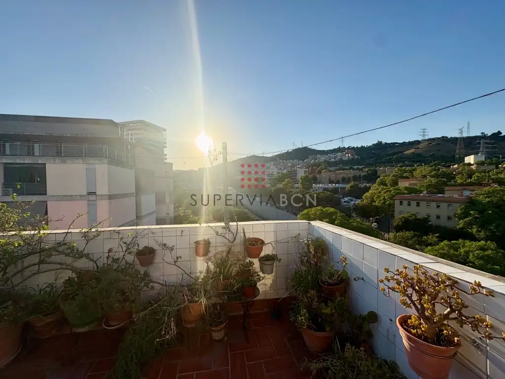 Vista exterior de Àtic en venda en Barcelona