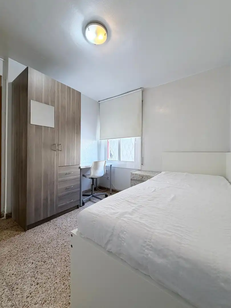 Habitación de Piso en venta en L'Hospitalet de Llobregat con Calefacción y Balcón
