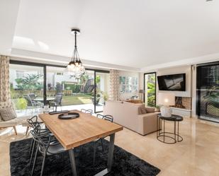 Menjador de Apartament en venda en Marbella amb Aire condicionat, Jardí privat i Terrassa