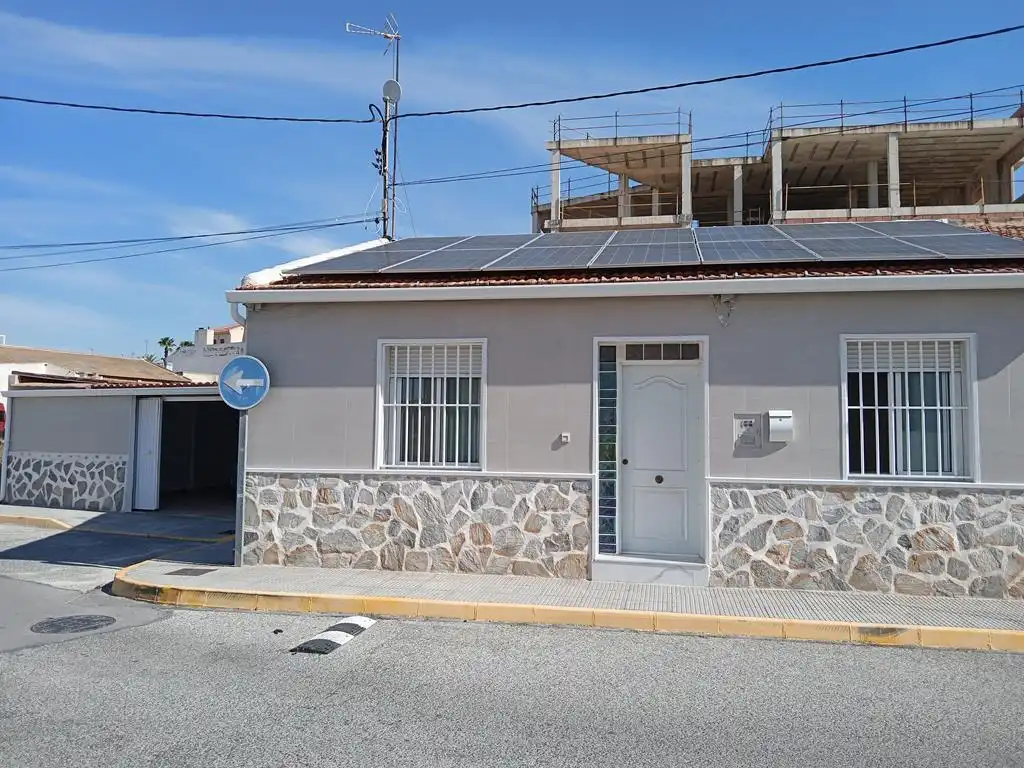 Casa con piscina en venta en Los Montesinos, imagen 2