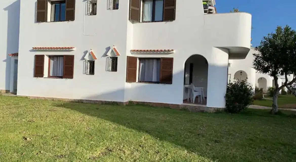 Vista exterior de Pis en venda en Alaior amb Jardí privat, Piscina i Moblat