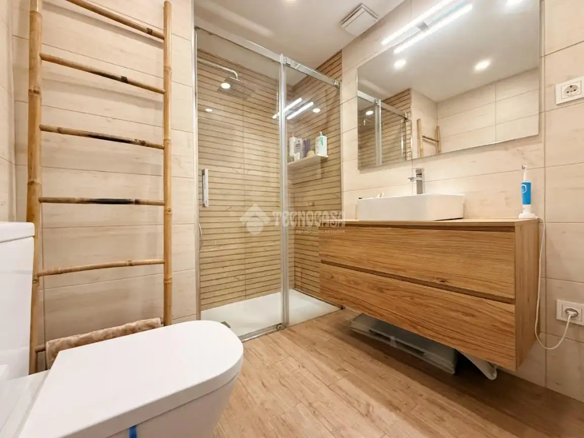 Baño de Piso en venta en Sant Boi de Llobregat con Aire acondicionado, Terraza y Trastero