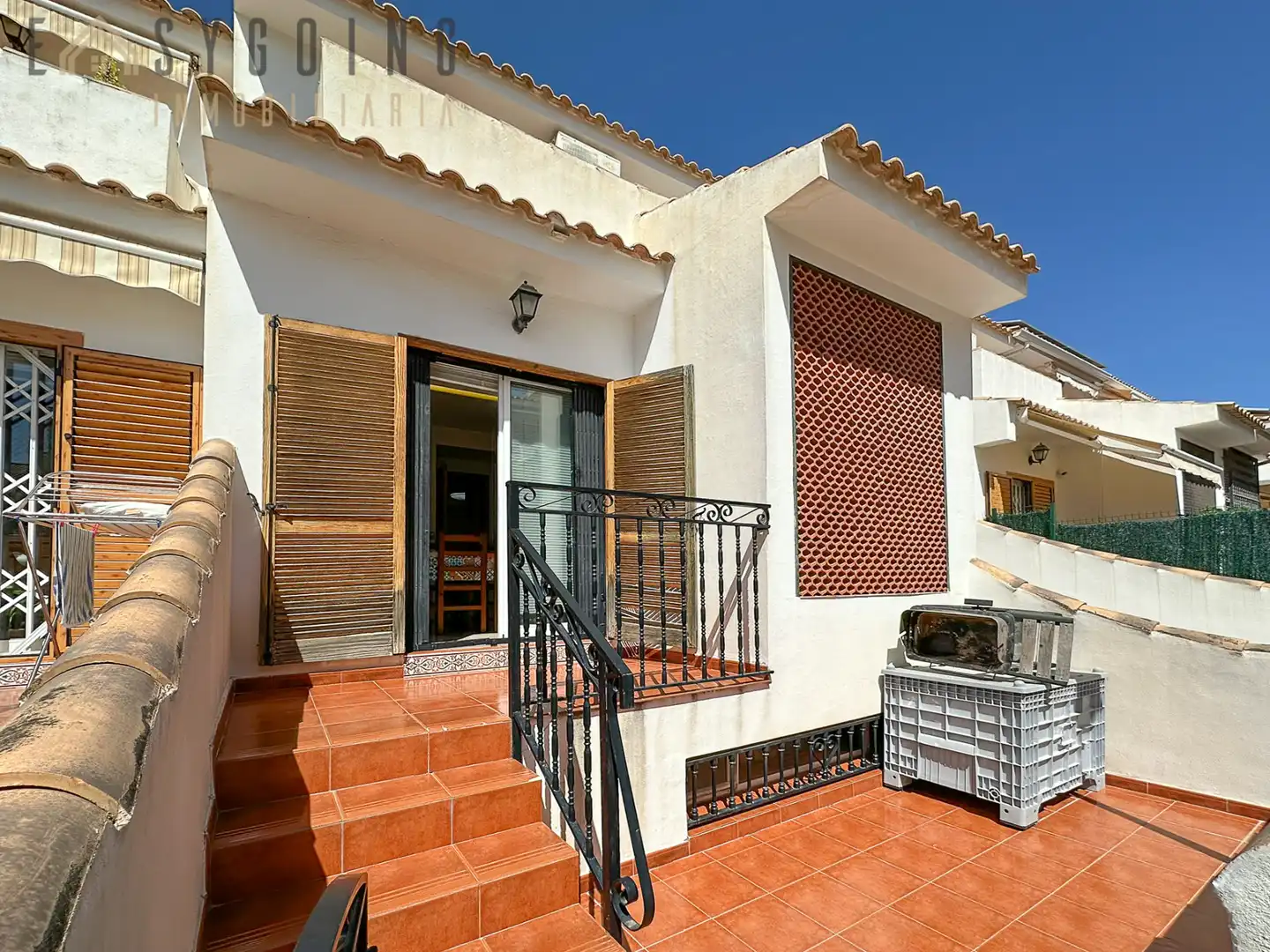 Terrasse von Einfamilien-Reihenhaus zum Verkauf in Santa Pola mit Klimaanlage, Terrasse und Gemeinschaftspool