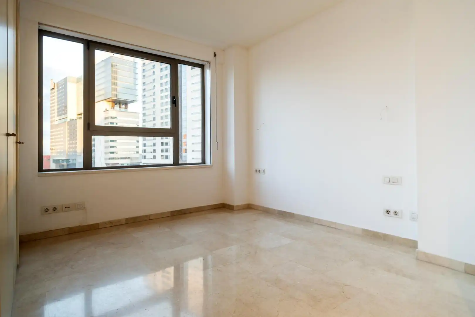 Schlafzimmer von Wohnung zum Verkauf in Barcelona mit Klimaanlage, Heizung und Terrasse