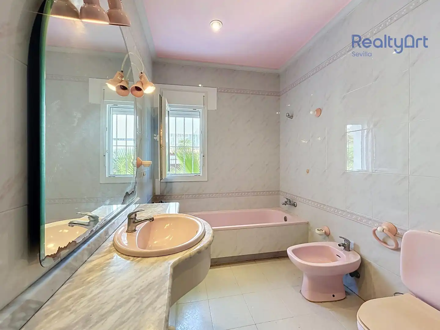 Bathroom of Houses for sale in Alcalá de Guadaira  with Air Conditioner, Heating and Private garden