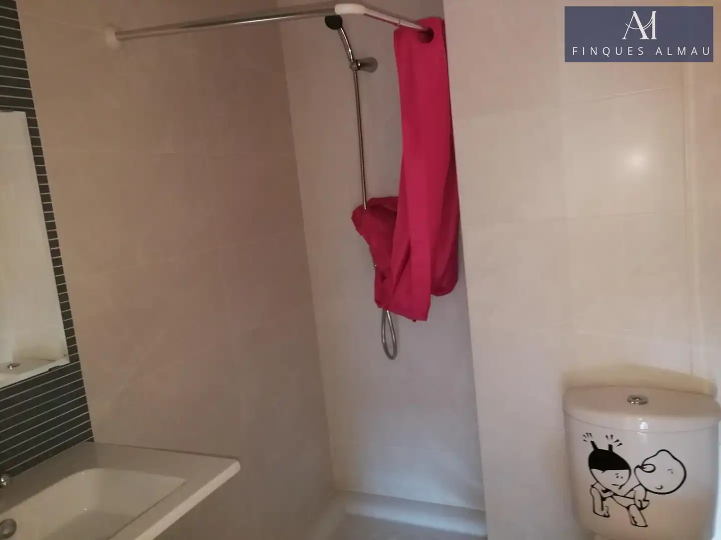 Badezimmer von Erdgeschoss zum Verkauf in Vilanova i la Geltrú mit Klimaanlage, Heizung und Privatgarten