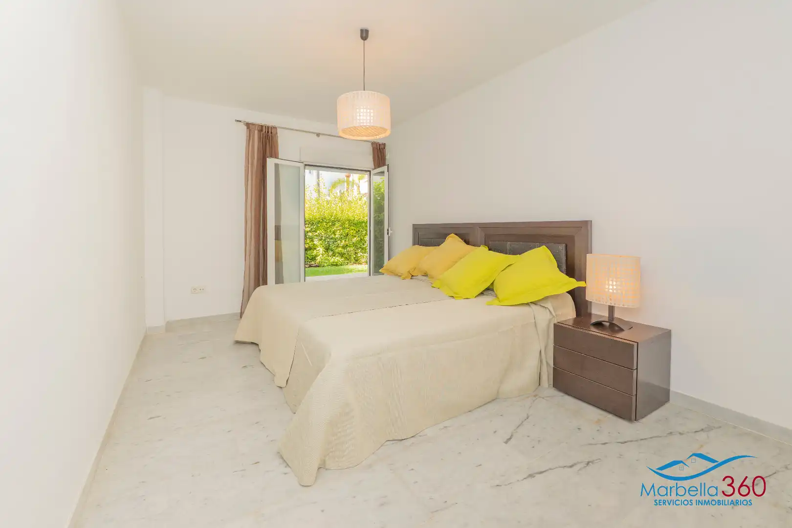 Dormitori de Casa adosada en venda en Marbella amb Aire condicionat, Jardí privat i Terrassa