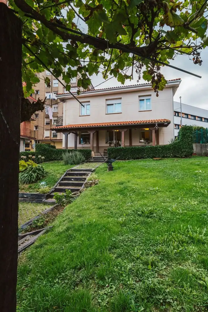 Außenansicht von Country house zum Verkauf in Muskiz mit Privatgarten, Terrasse und Balkon