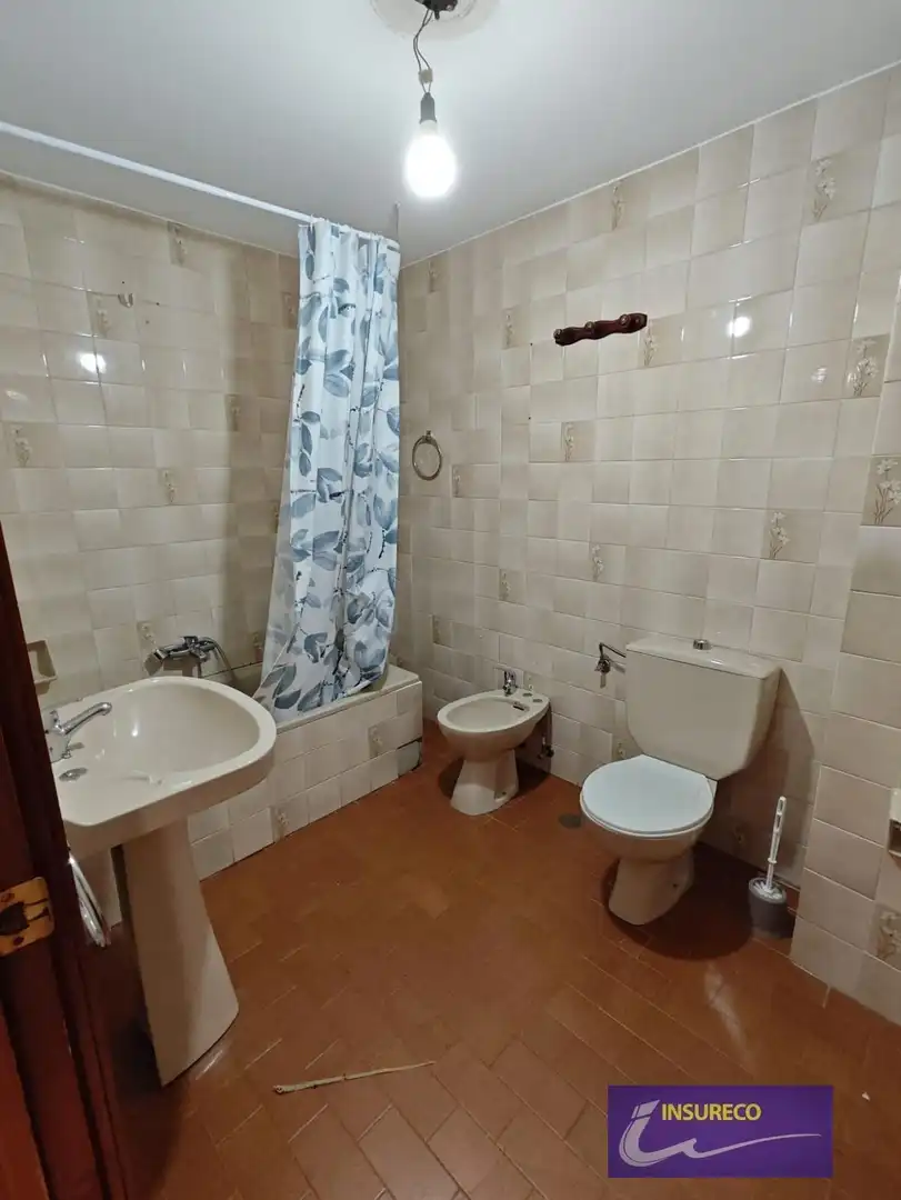 Baño de Piso en venta en Boñar con Calefacción y Terraza