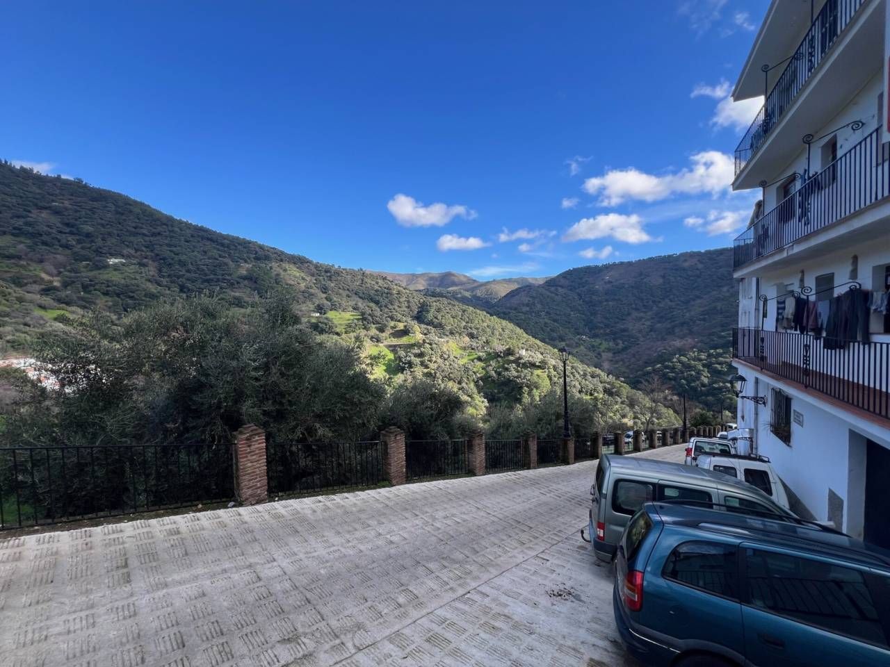 Vista exterior de Casa adosada en venda en Jubrique amb Aire condicionat i Moblat