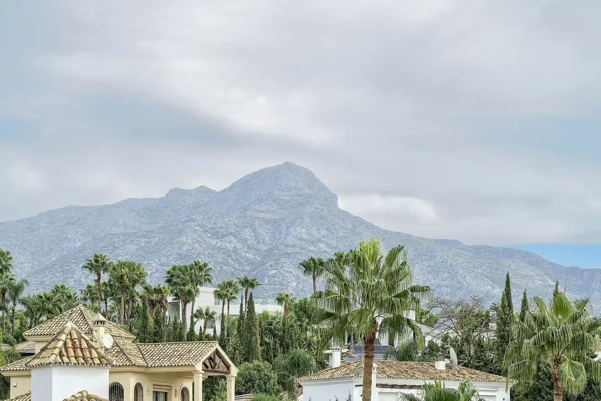 Außenansicht von Einfamilien-Reihenhaus zum Verkauf in Marbella mit Klimaanlage und Terrasse