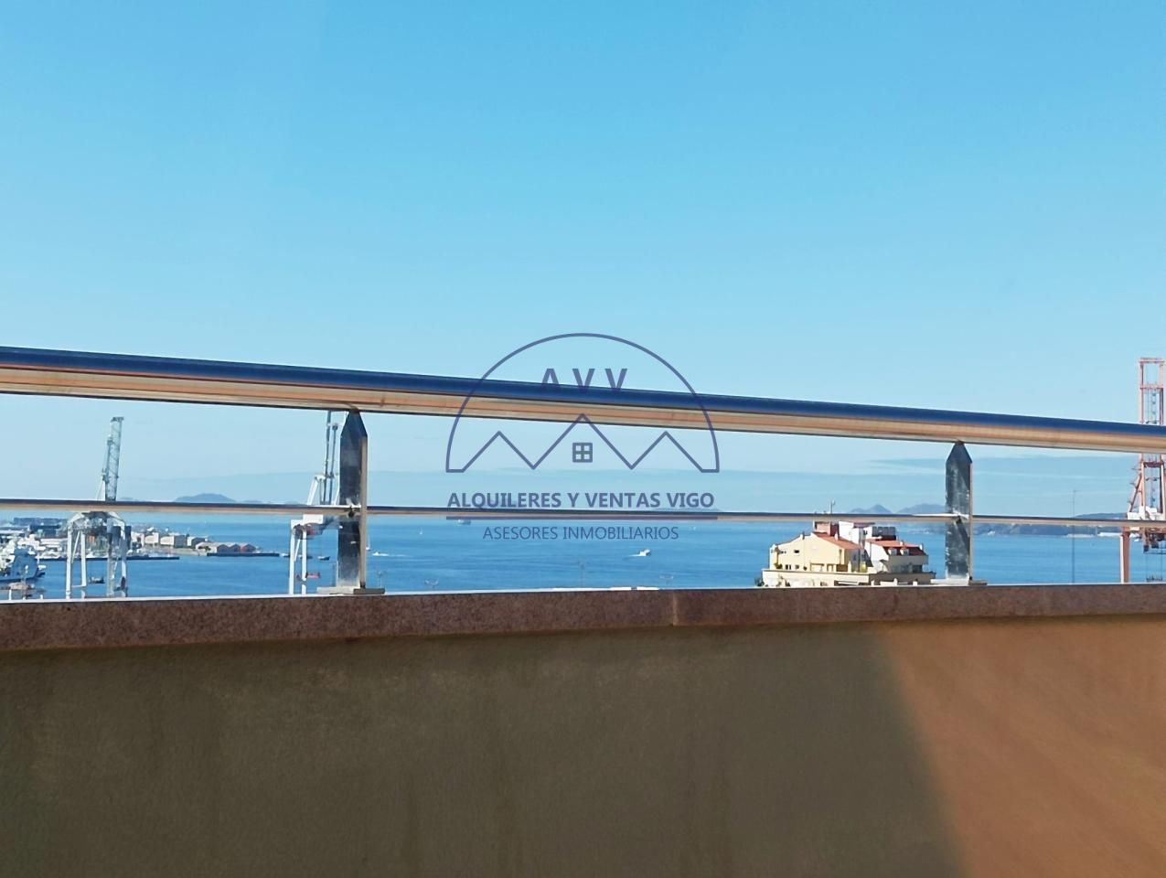Vista exterior de Àtic en venda en Vigo  amb Aire condicionat, Parquet i Terrassa