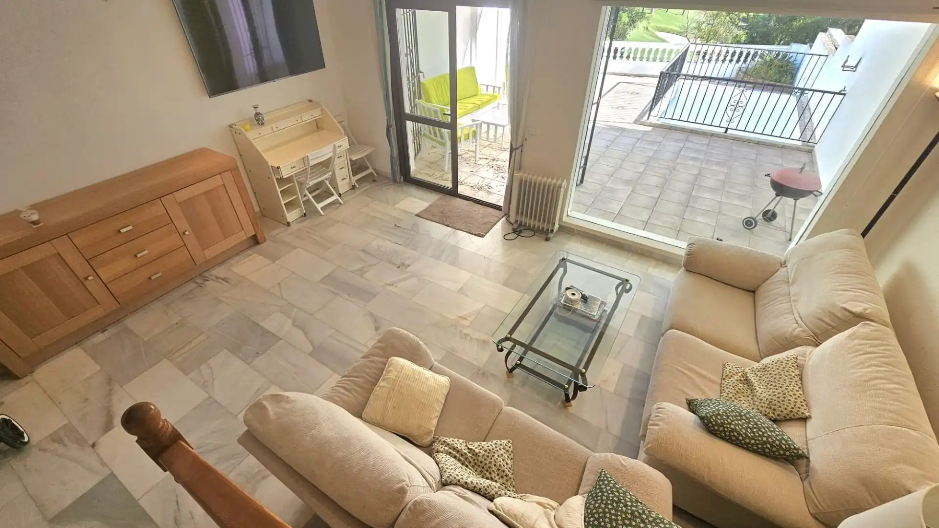 Sala d'estar de Casa adosada en venda en Benalmádena amb Terrassa, Moblat i Piscina comunitària