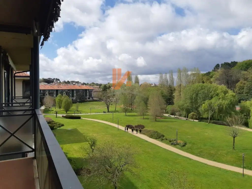 Vista exterior de Oficina en venda en Santiago de Compostela  amb Calefacció