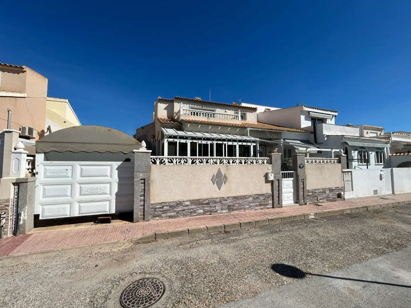 Vista exterior de Casa adosada en venta en Orihuela con Terraza, Trastero y Internet